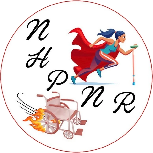 Le logo sport de N'handicap pas nos rêves : une femme à la cape rouge court avec sa béquille, un fauteuil roulant file derrière elle