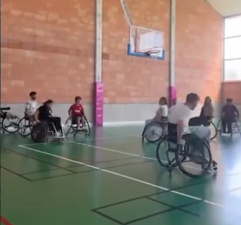 Une partie de basket fauteuil dans un gymnase