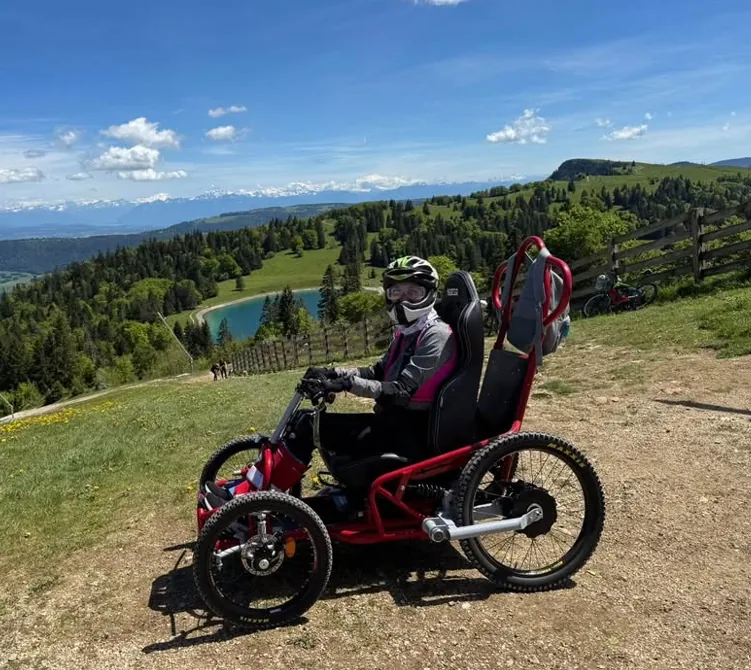 Une personne en fauteuil tout-terrain lors d'une sortie en pleine nature